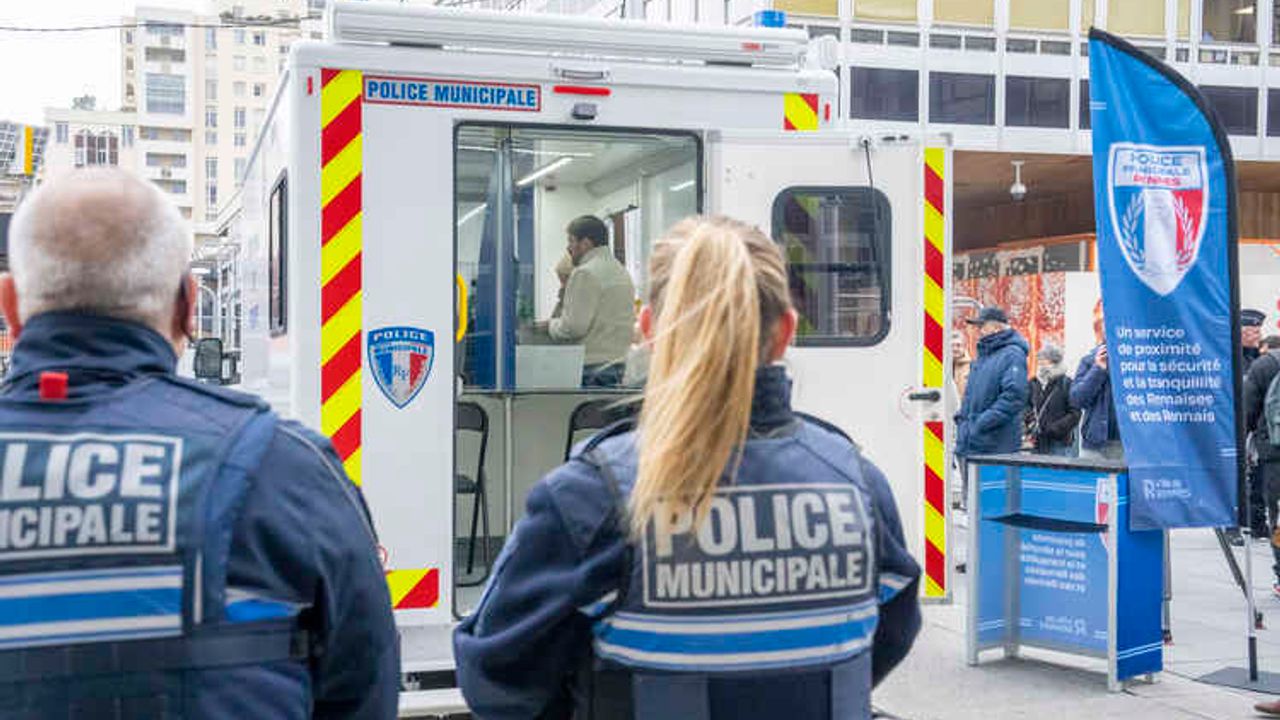 poste mobile de proximité sur la dalle du colombier à Rennes , deux policiers en premier plan