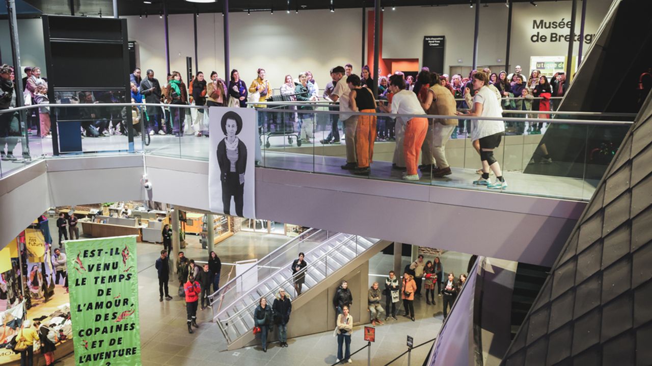 Hall des Champs libres pendant l’événement Nos futurs. Beaucoup de monde assistant à un spectacle de jeunes danseurs.