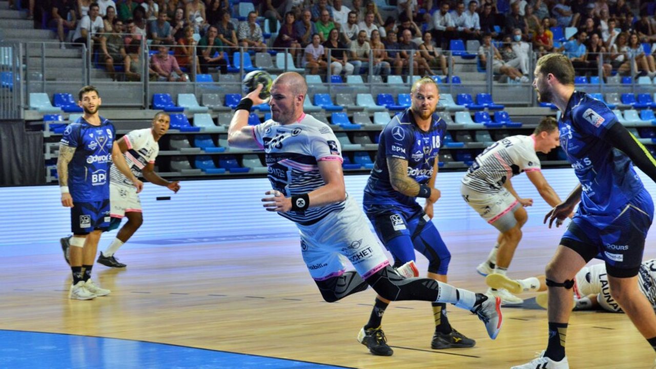 Des joueurs de handball en pleine action.