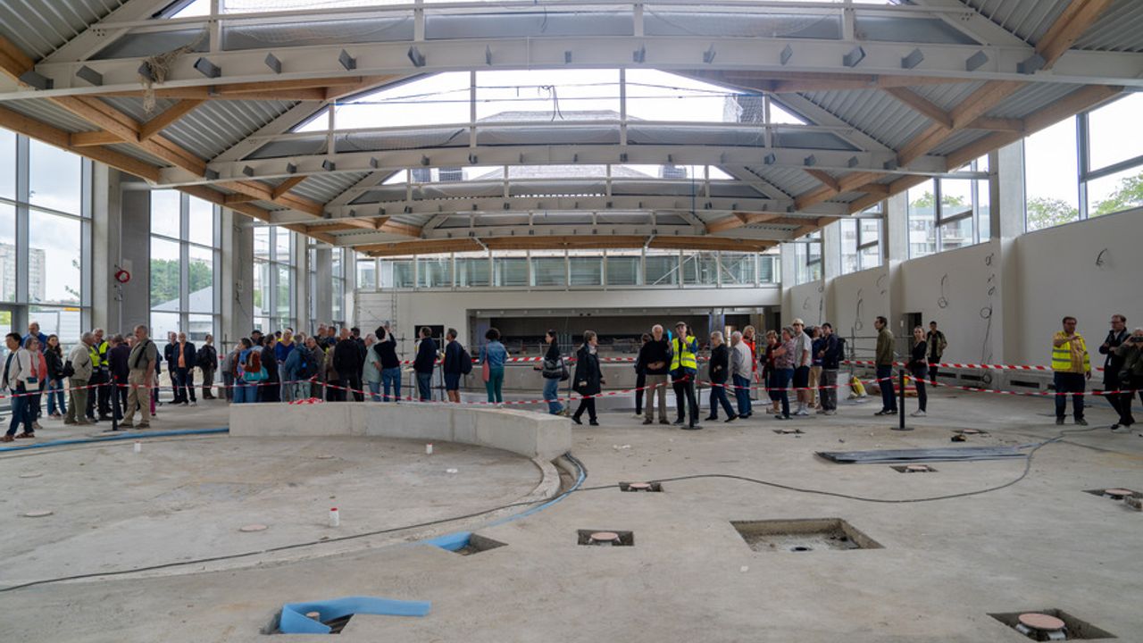 des habitants visitent le chantier de la future piscine Villejean