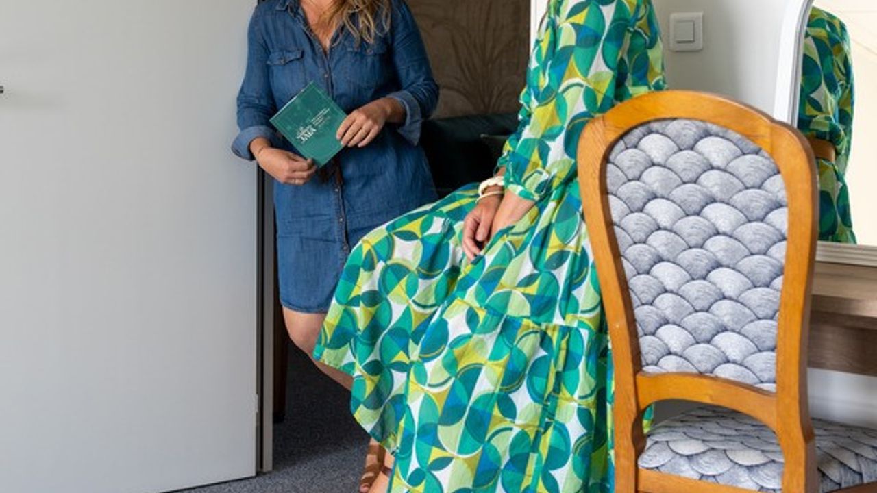 Florence Levêque, fondatrice de la Maison Jaïa (au premier plan), et Adelyne Champs, l’infirmière coordinatrice.