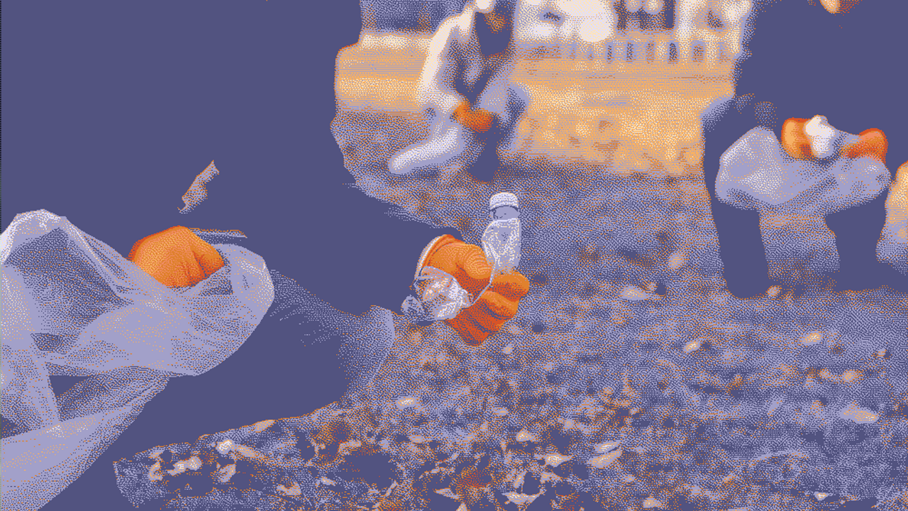 Personnes ramassant des déchets.