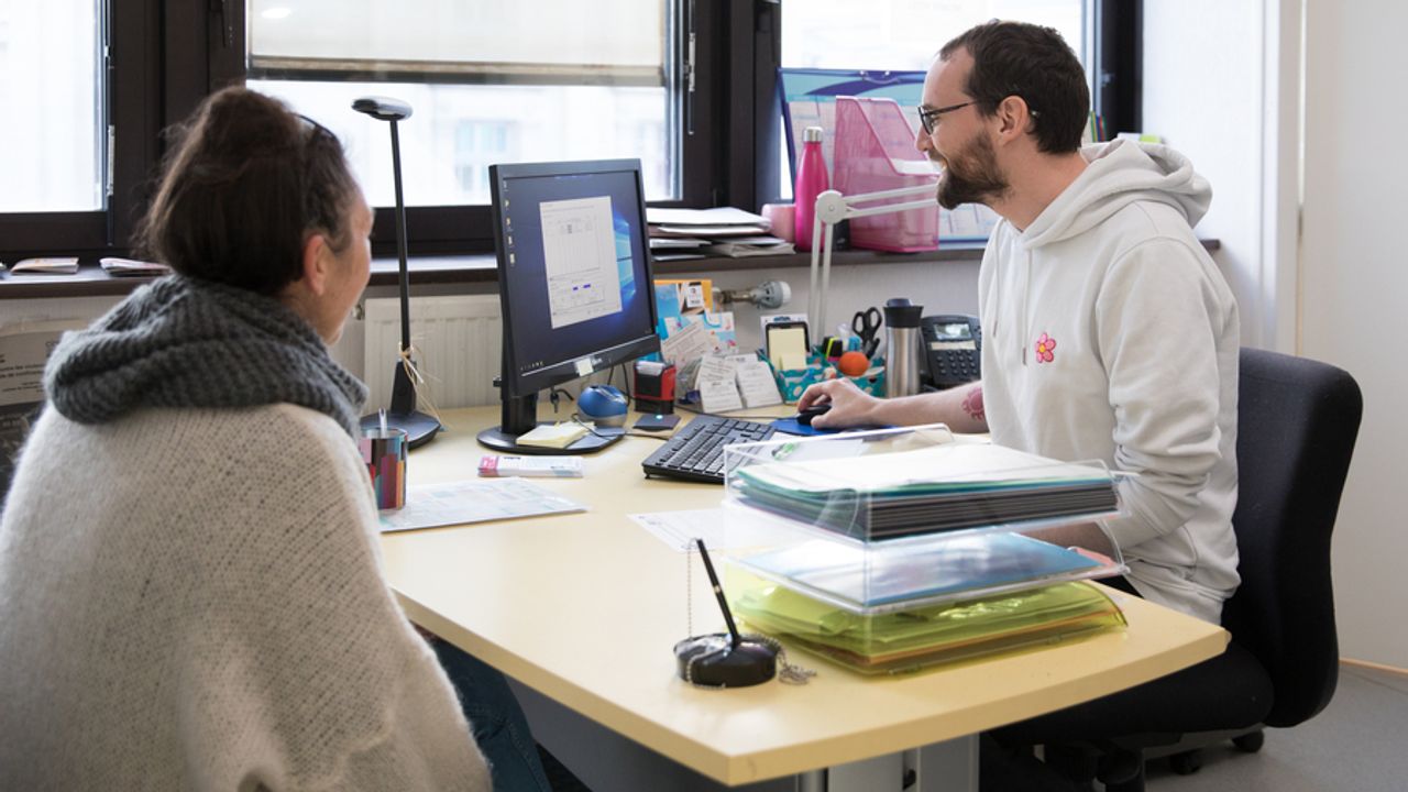 Deux personnes dans un bureau du Centre communal d'action sociale.