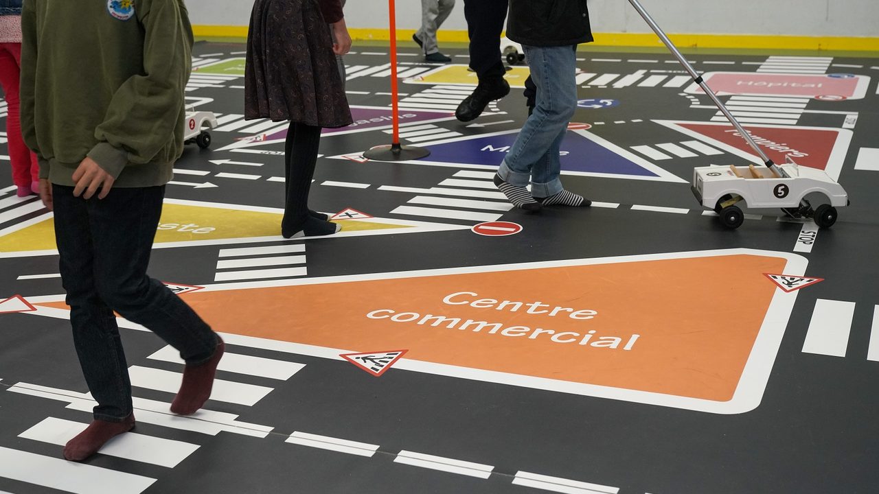 Sensibilisation de jeunes aux bons gestes dans la rue, traversée piétonnes, vigilance. L'atelier est encadré par la police municipale de Rennes.