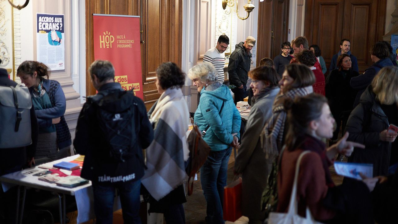 Le forum des associations. Ici, les stands d'Agir pour l'environnement, HOP (Halte à l'Obsolescence Programmée), au fond le stand des médias Le Chiffon et l'Âge de faire, et des éditions La Lenteur.
