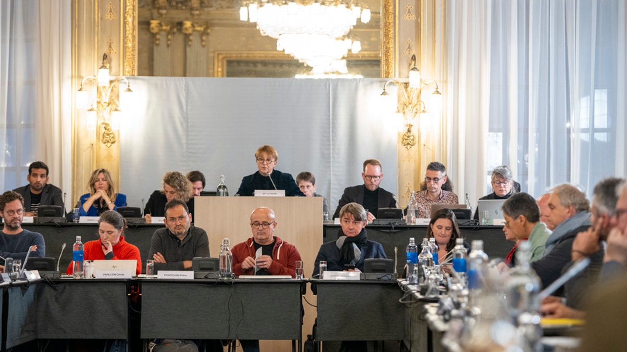 les élus en conseil municipal