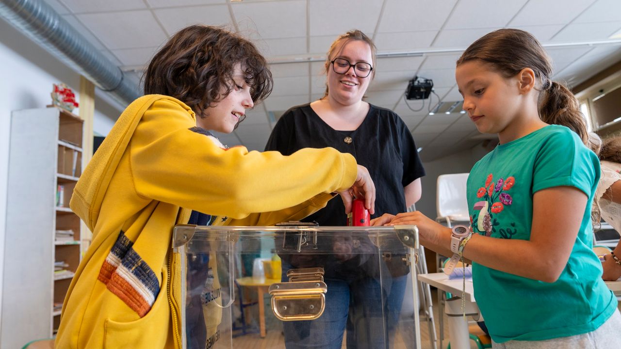 Un enfant glisse son vote dans une urne à l'occasion du Budget participatif des enfants organisé à Villejean cette année.