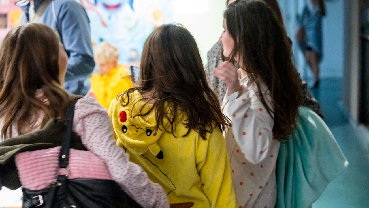 Des jeunes en pyjama