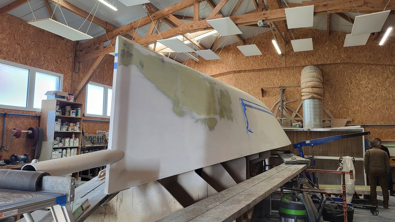 Construction d'une coque de bateau léger au Chantier des Ileaux