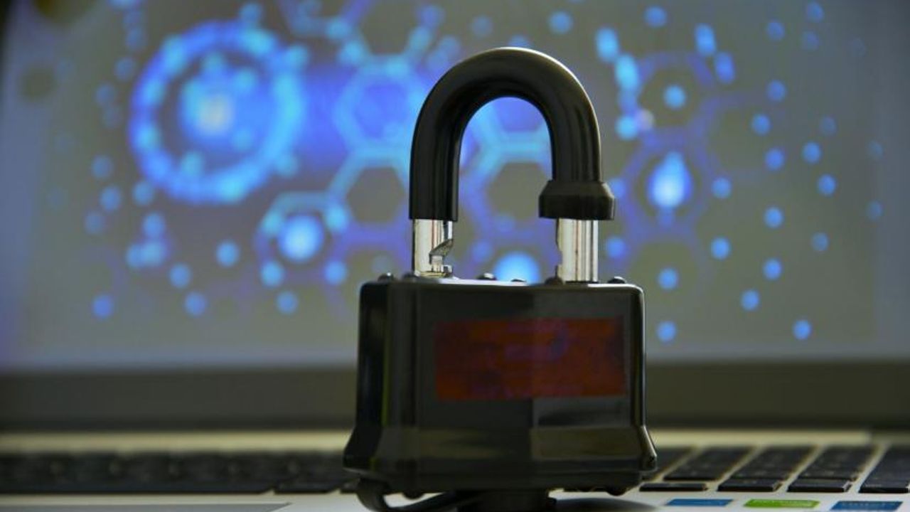 Un cadenas sur une clavier d'ordinateur