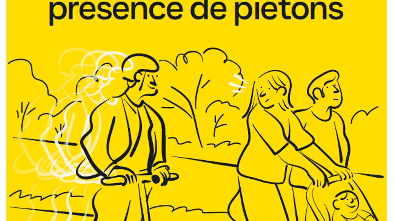 Dessin, un homme sur une trottinette réduit son allure à l'approche d'un groupe de piéton. Un message "Ici je ralentis présence de piéton" rappelle les règles.