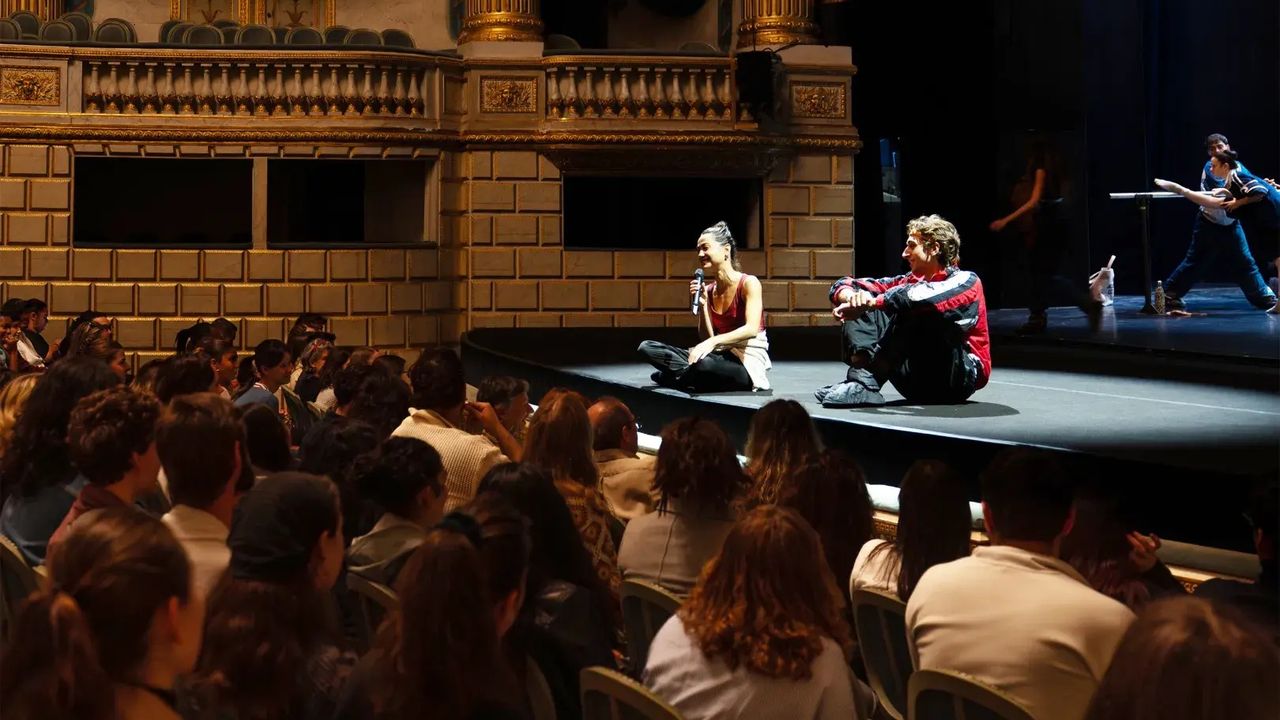Une immersion est programmée dans les coulisses de l’Opéra, avec une performance de la classe de ballet.