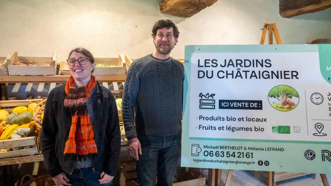 Mickaël Berthelot et Mélanie Lefrand dans le magasin de producteur de leur ferme, Les Jardins du Châtaignier à Corps-Nuds. Ils posent à côté de la nouvelle signalétique.