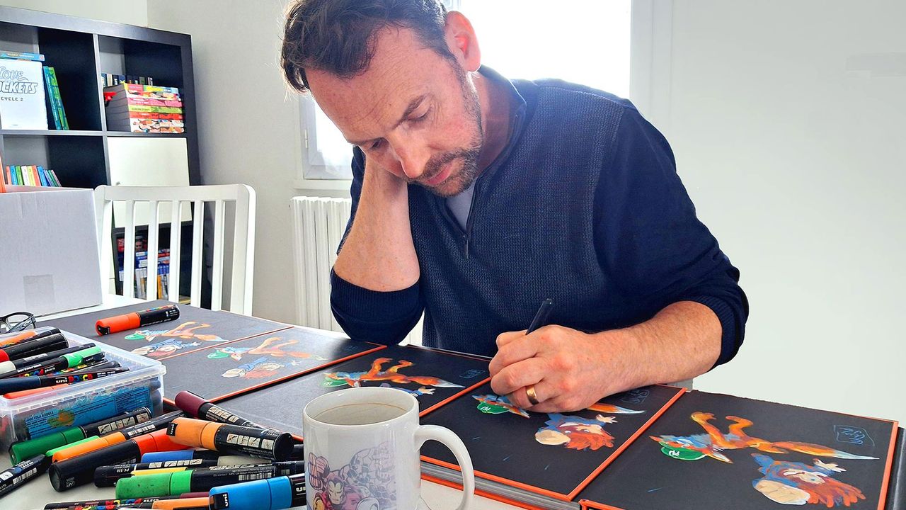 L'auteur Laurent Lefeuvre en train de réaliser une dédicace