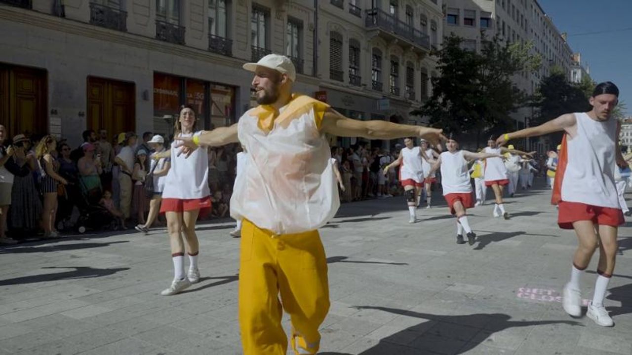 Défilé dans la rue de danseurs