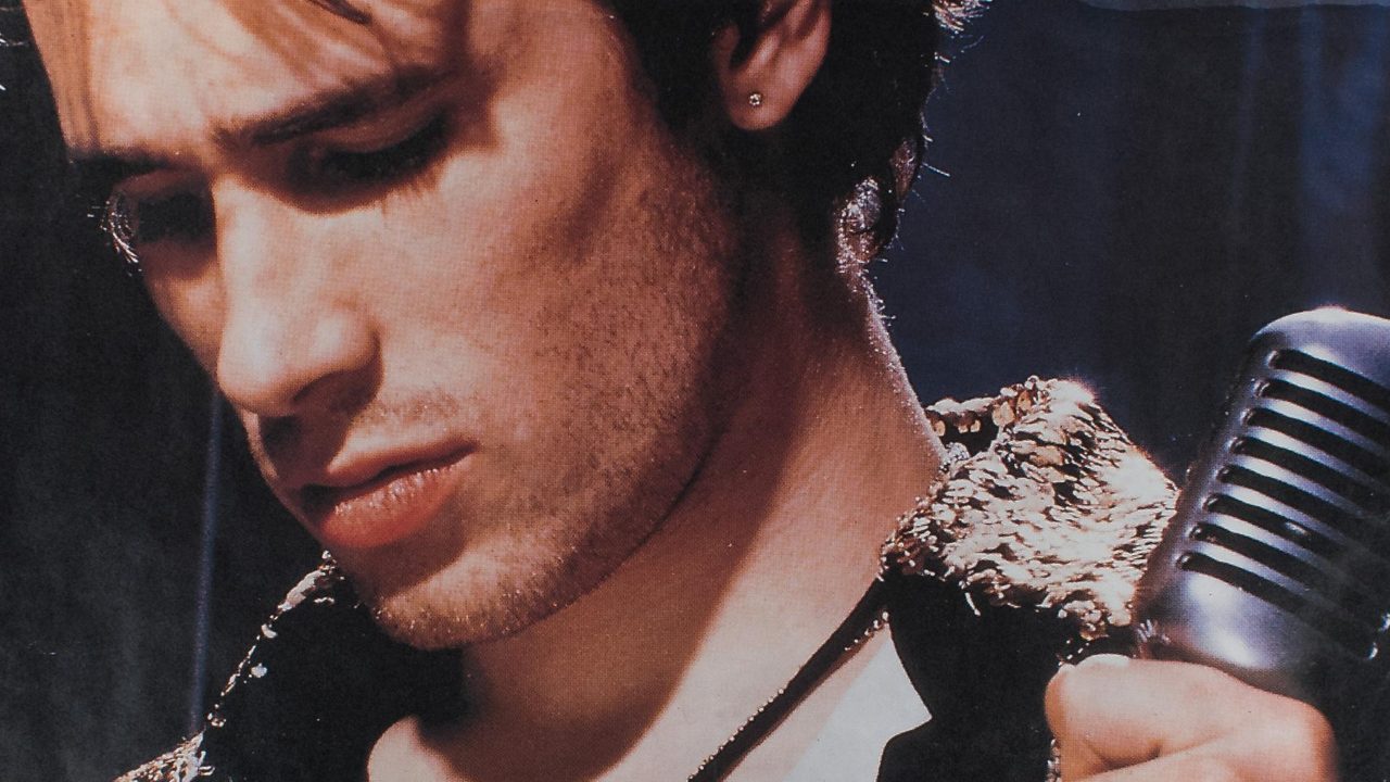 gros plan sur le musicien Jeff Buckley