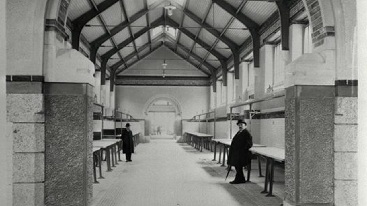 Il s'agit d'une photographie en noir et blanc d'une des halles de la Criée