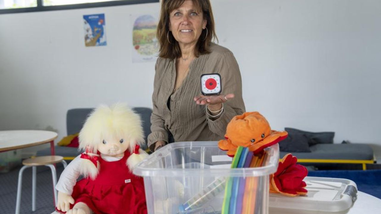 Céline Roze montre les objets de la malle pédagogique