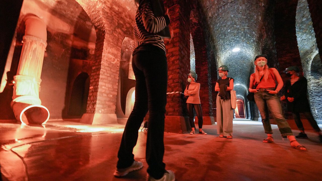 Photo de l'intérieur du réservoir des gallets, on parle de cathédrale à cause des nombreuses colonnes qui composent le réservoir. Une visite est en cours sur la photo. 