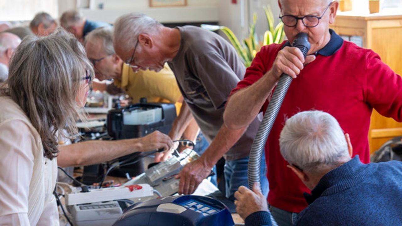 Des personnes essaient de réparer des objets électroménagers hors service