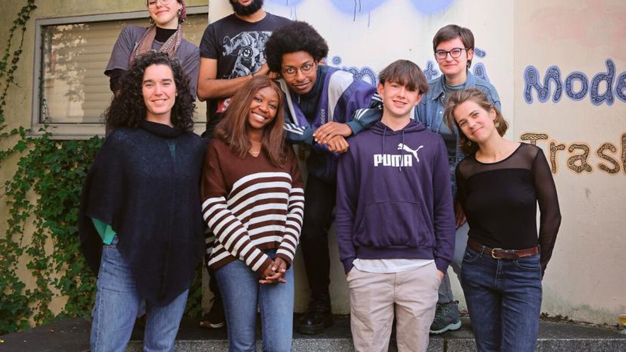 Huit jeunes posent. Ils ont créé une coopérative.