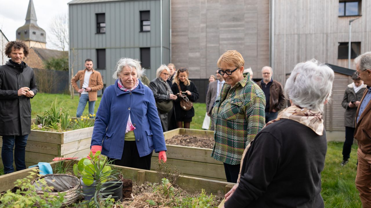 Nathalie Appéré échange avec deux habitantes de la maison senior au jardin.
