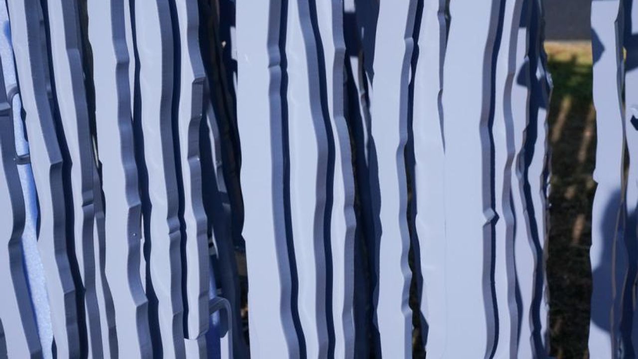 2.	Grille de l'artiste Valentin Carron en sortie de métro Joliot-Curie.