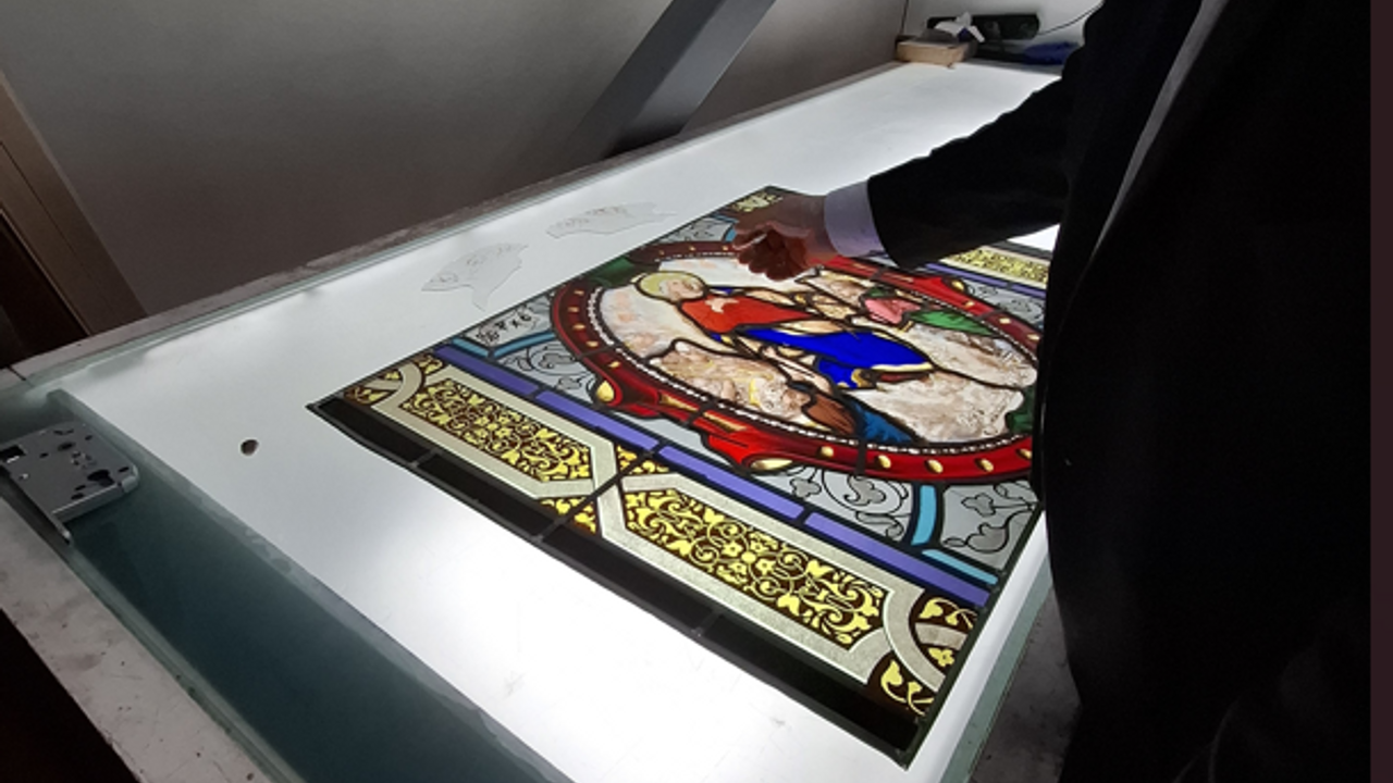 Découverte de la restauration d'un vitrail religieux chez Barthe Bordereau et des techniques utilisées sur table lumineuse