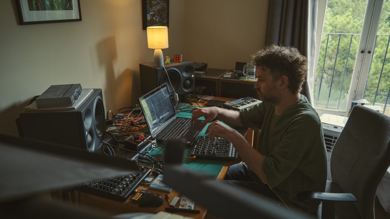 nathan fake a son bureau en train de composer de la musique électronique