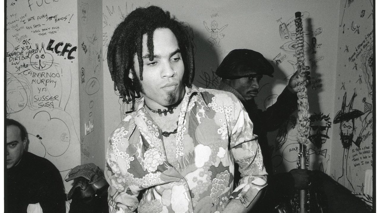 Lenny Kravitz dans sa loge, en arrière plan ses musiciens