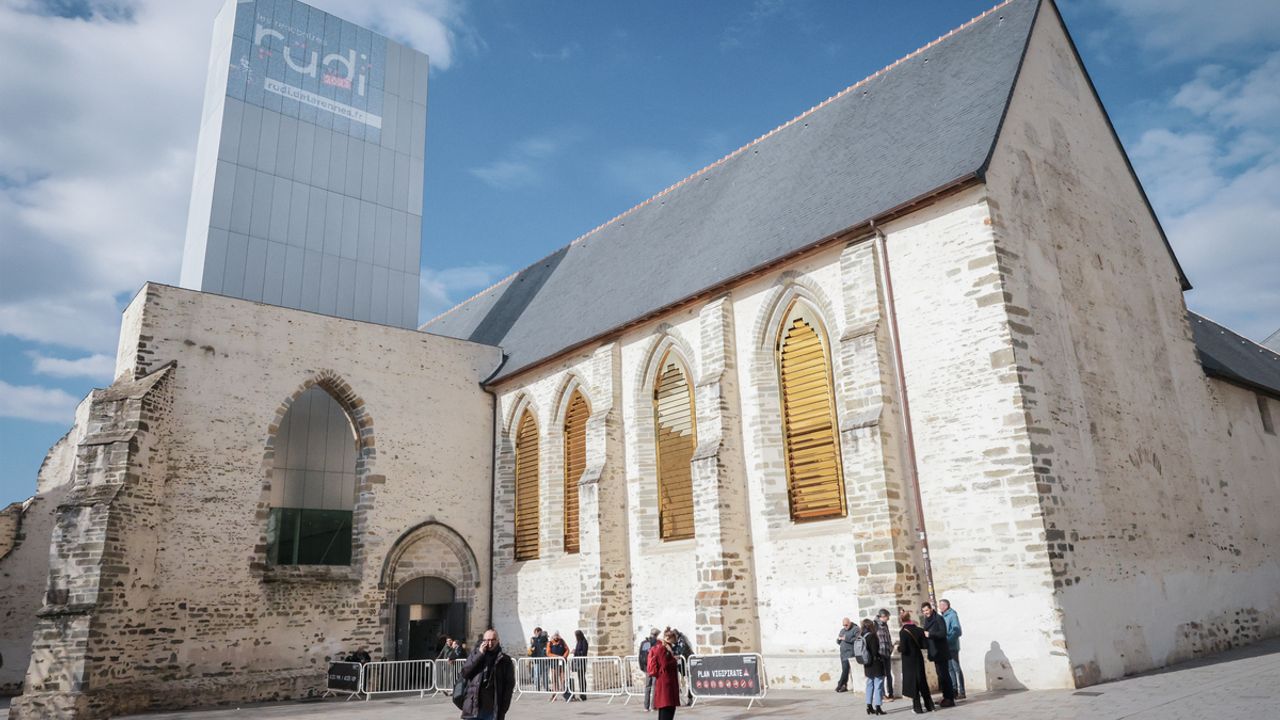 Le Couvent des Jacobins, centre des Congrès, vu depuis la place Sainte-Anne de Rennes.