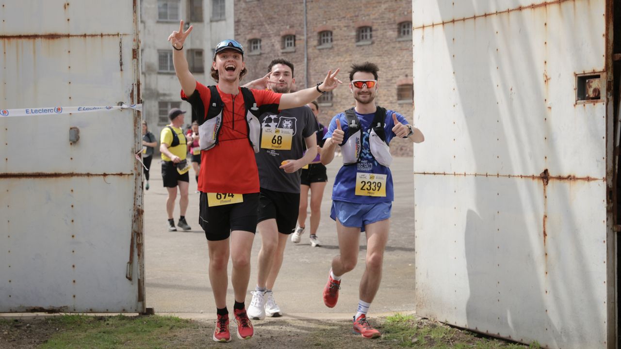 Des coureurs sortants de la cour de la Prison