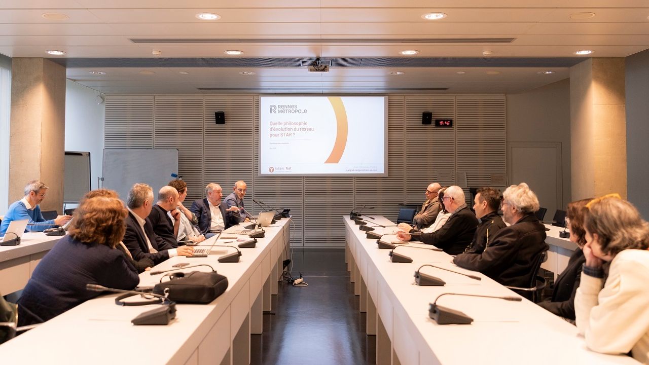 Groupe de personnes qui assistent à la restitution des travaux du panel sur la mise en gratuité du réseau STAR.