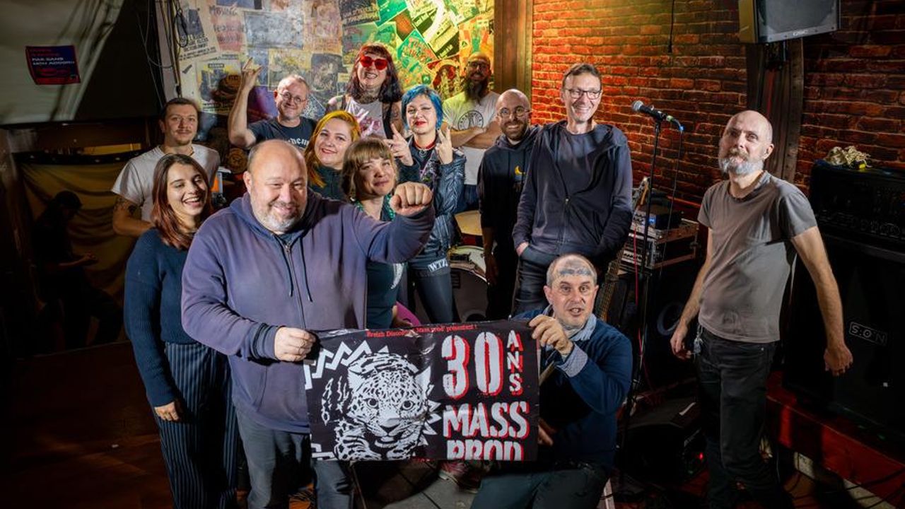 Une partie de l'équipe de Mass Prod au bar le Marquis de Sade