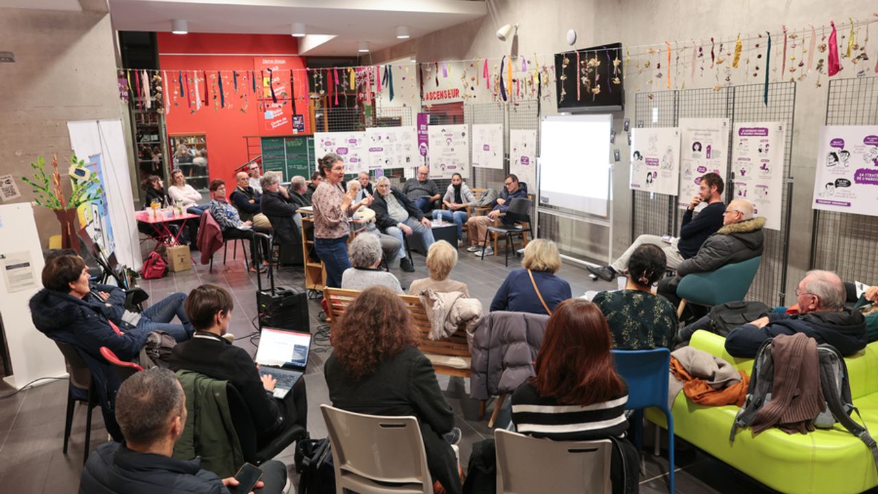 Conseil de quartier à la direction de quartier Sud-Gare Bréquigny. Des habitants sont réunis et assis.