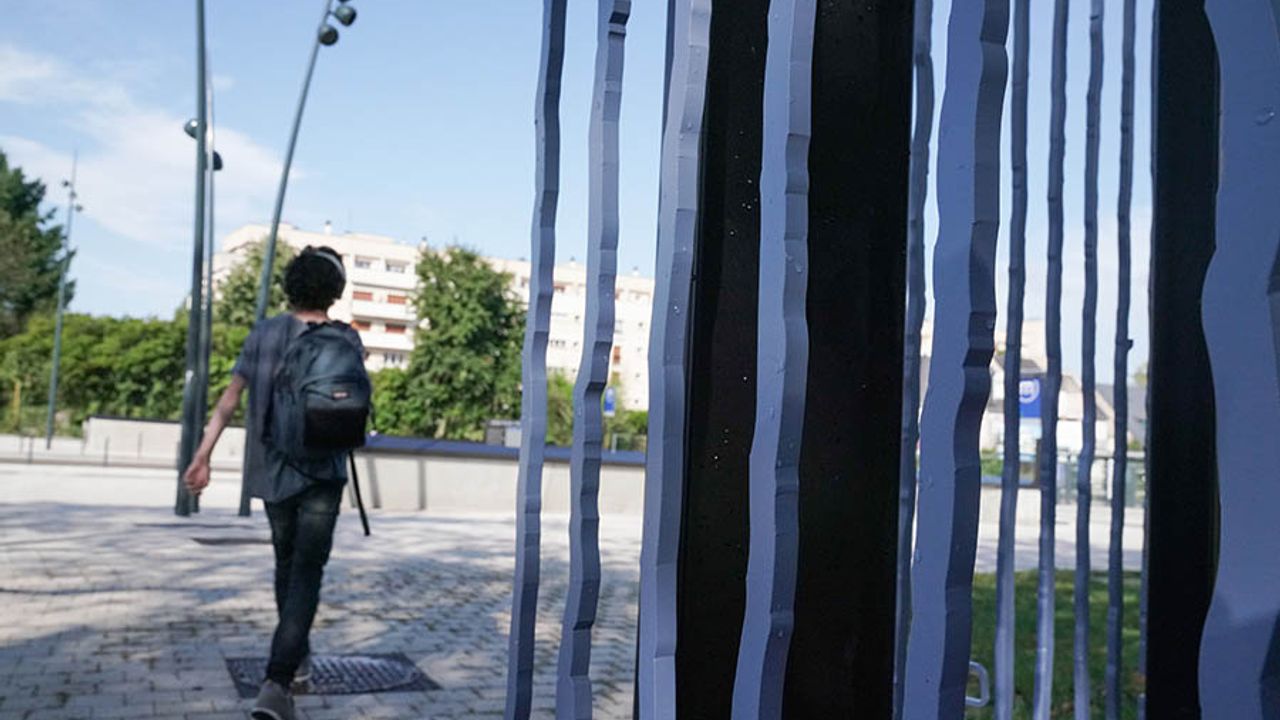 grille de l'artiste Valentin Carron en sortie de métro Joliot-Curie
