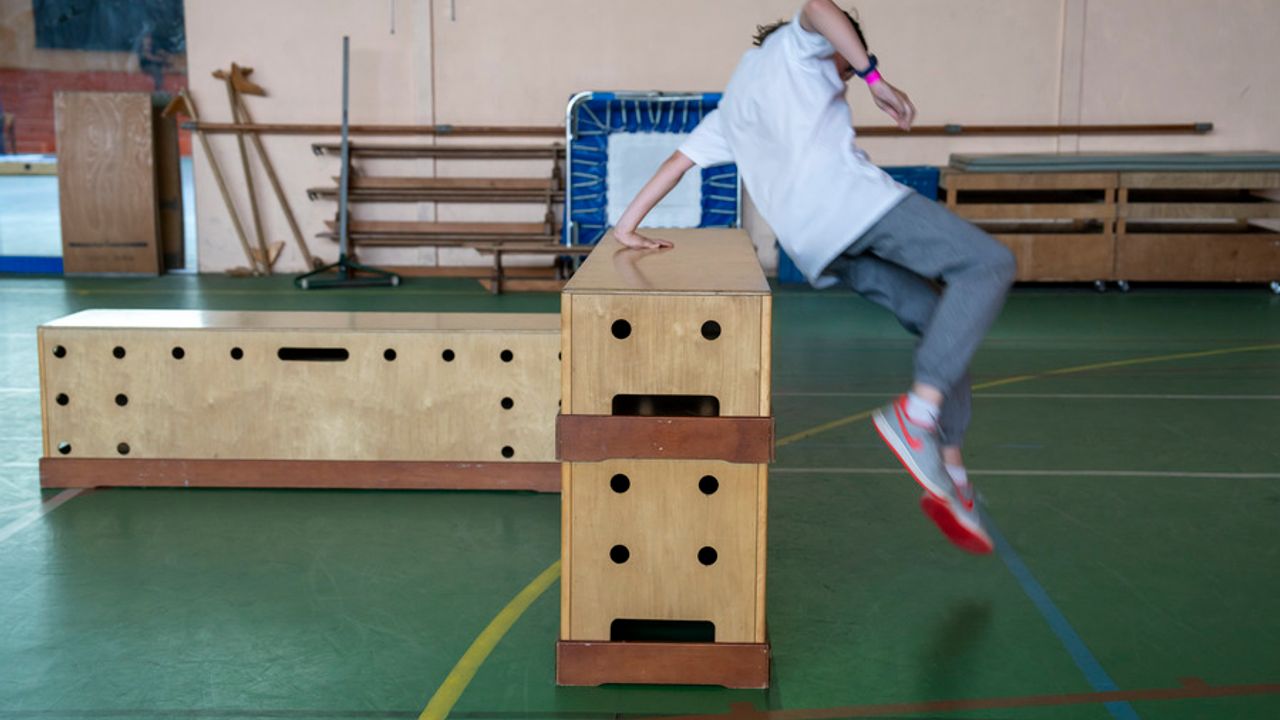 Jeune sur des structures de gym