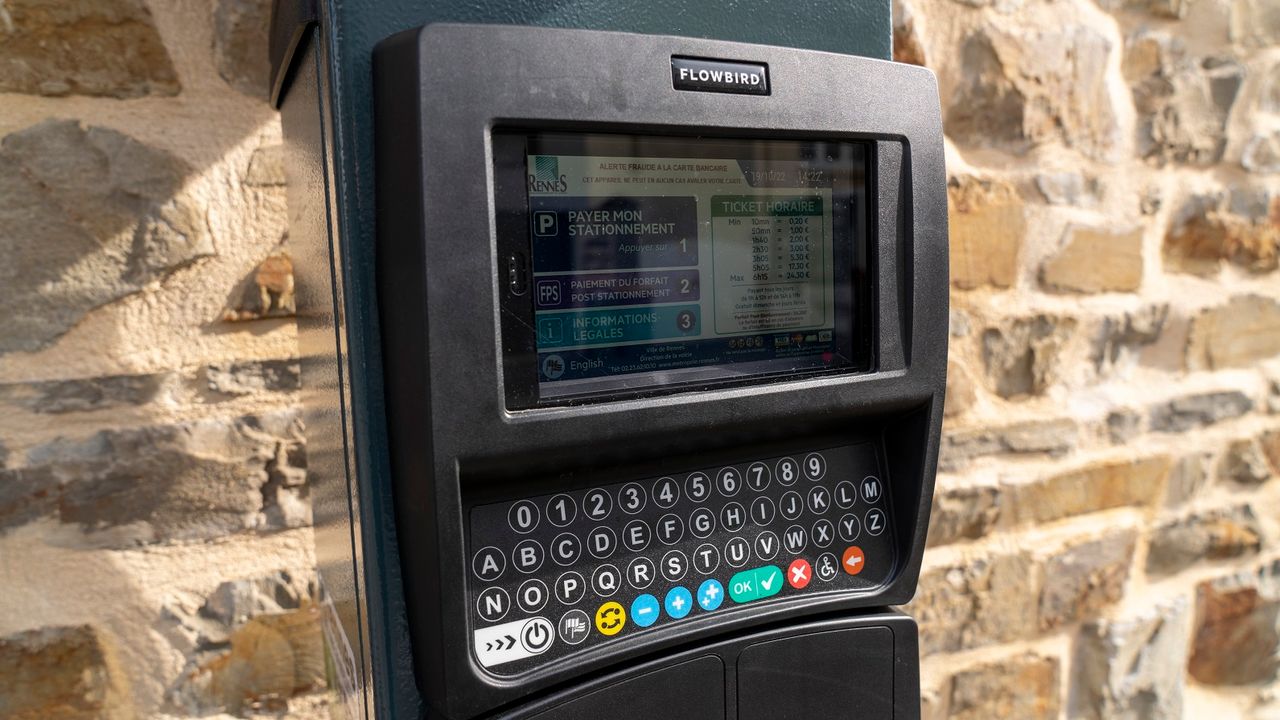 Ecran d'un horodateur dans une rue de Rennes.