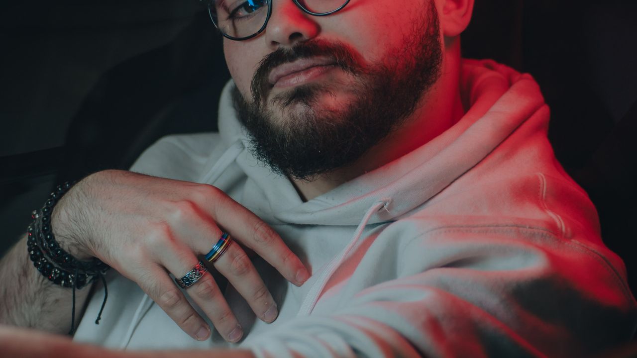 Portrait d'une personne par la fenêtre d'une voiture