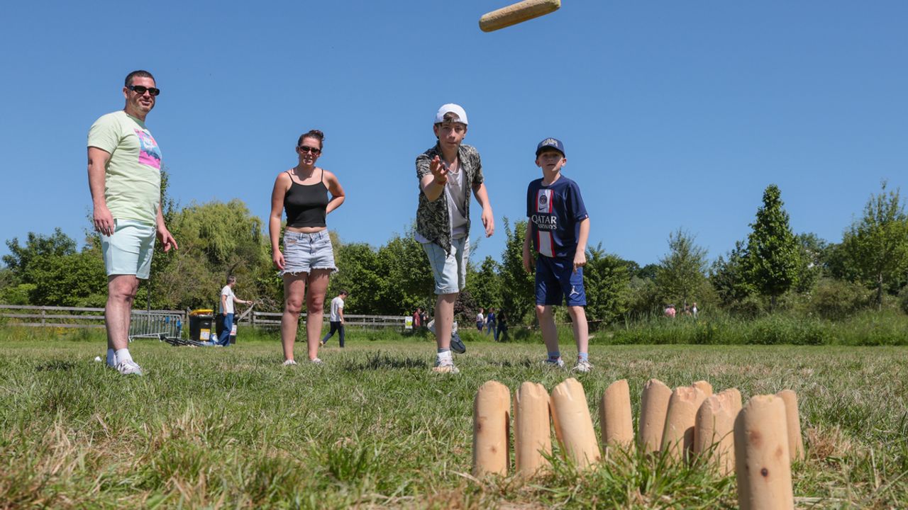 Des personnes jouent au mölkky aux prairies Saint-Martin, à Rennes.