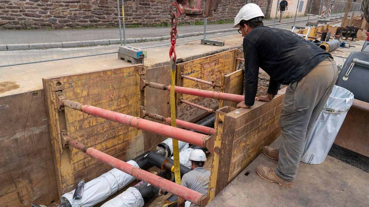 Ouvriers qui travaillent sur le réseau de chaleur urbain à Rennes.