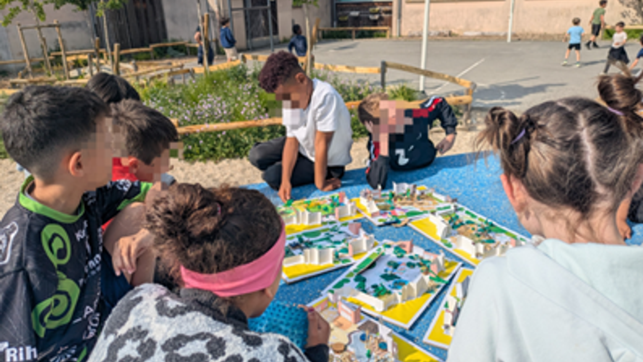 élèves de CE1 imaginant leur future cour d’école à Jean Rostand.