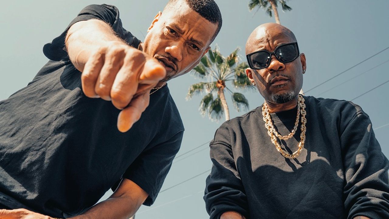 Les deux rappeurs Planet Asia et Rasco fixent l'objectif.