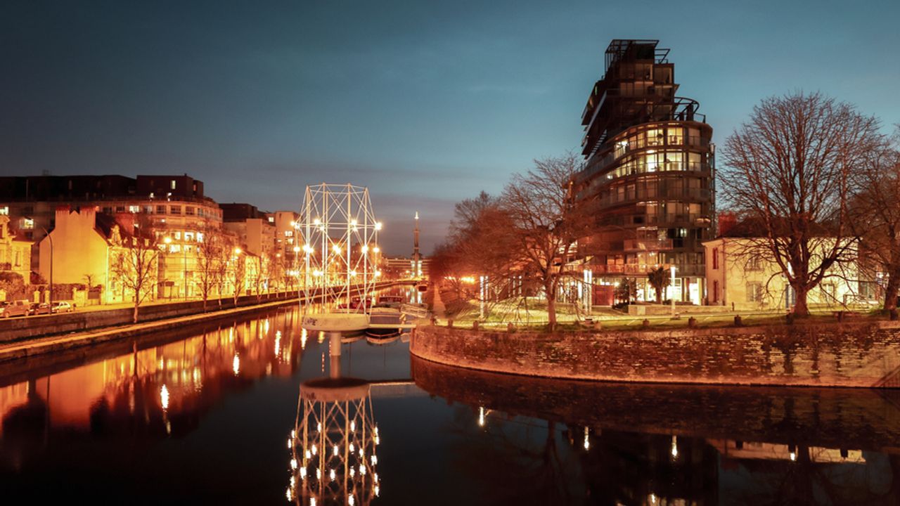 Vision de nuit du Belvédère dont les lumières se reflètent dans la Vilaine. 