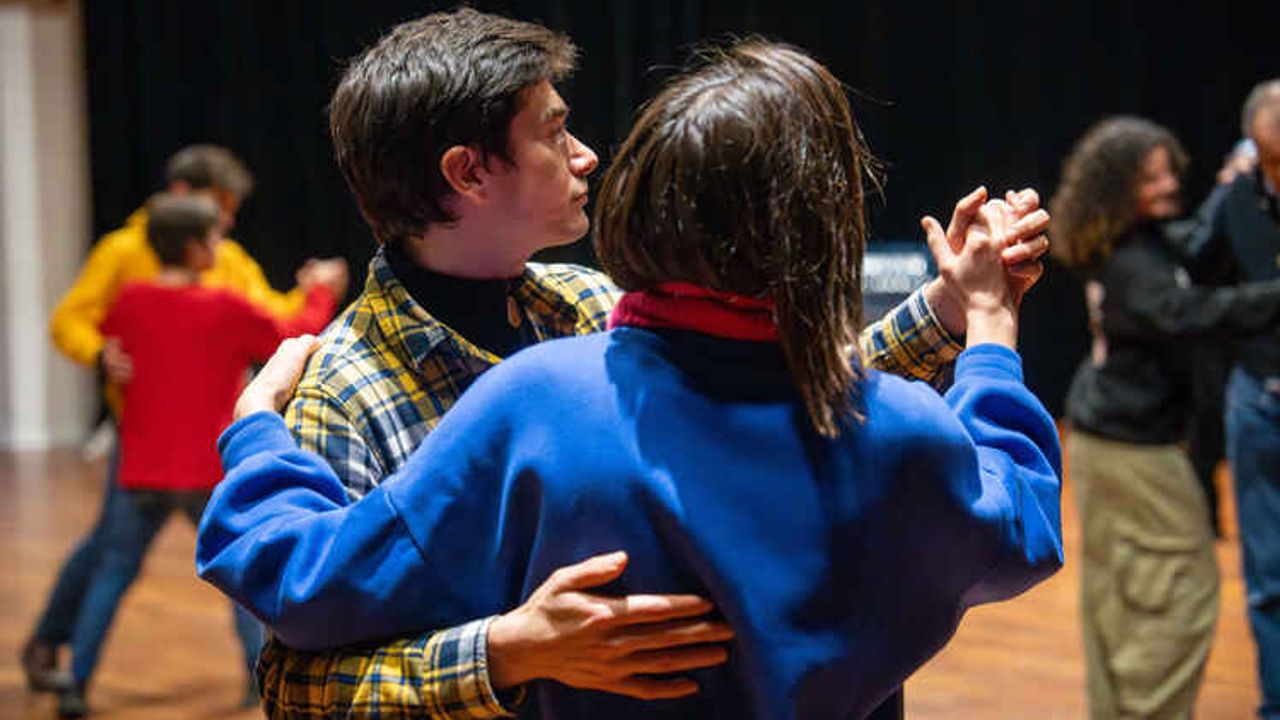 Au premier plan, Massimo Fusco danse avec une autre personne. L'atelier suit son cours.