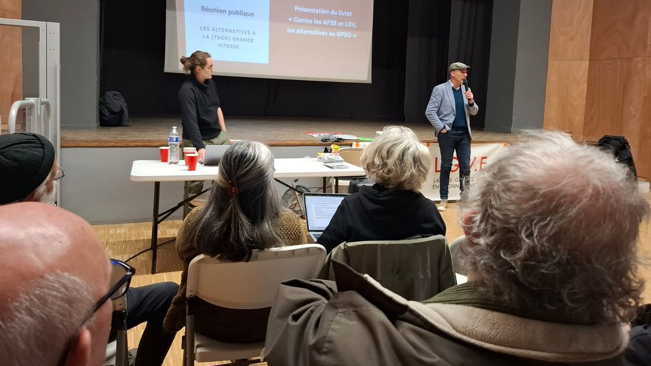 Loïc Prud'homme s'adressant à l'assemblée