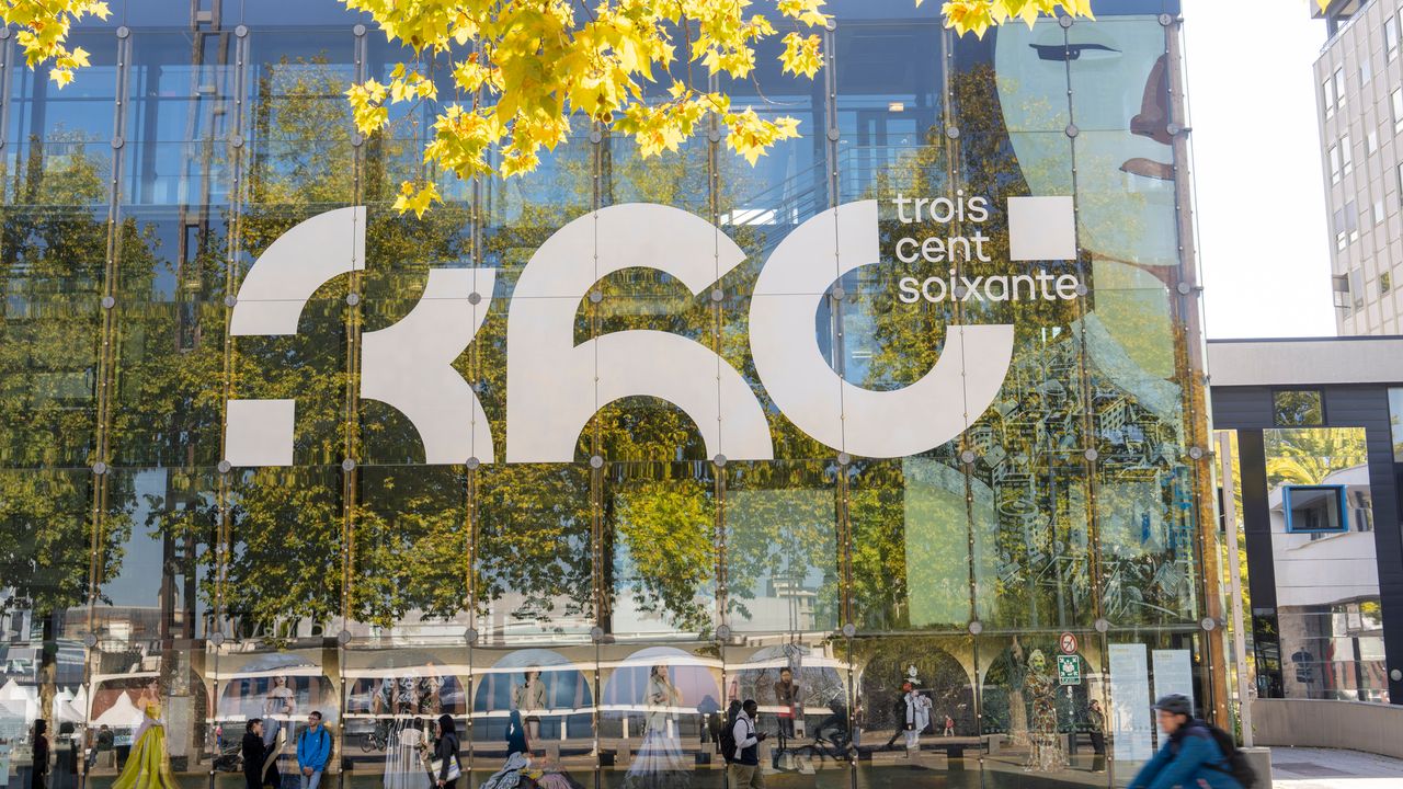 des jeunes sont devant l'entrée du 4 bis