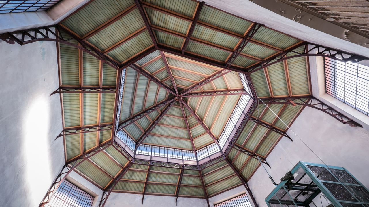 Vue sous la coupole de la prison Jacques Cartier.  Hexagonale avec des pans en bois.