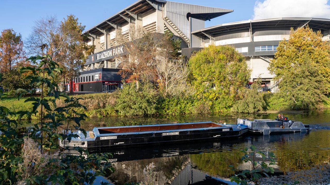 Vue de la barge sur la Vilaine à hauteur du Roazhon Park.