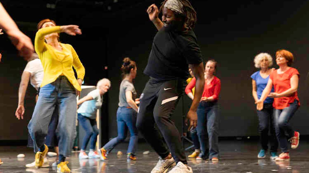 Séance de répétition avant la représentation en public : des personnes dansent 